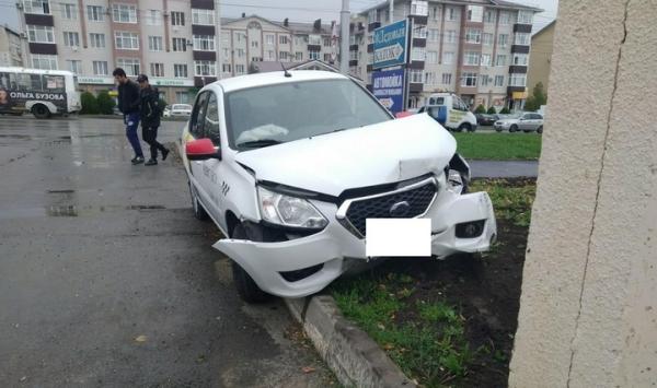 В Ставрополе лихач на «Датсуне» снес дорожный знак и протаранил бетонное ограждение